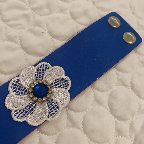 Hand made leather appliqué bracelet - Picture 2 of 2